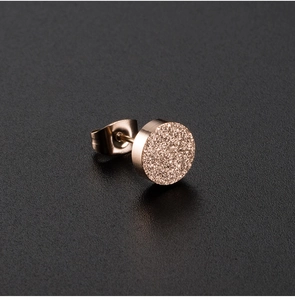 Pendientes minimalistas de acero inoxidable oro rosa con acabado de arena brillante