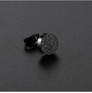 Pendiente redondo minimalista de acero inoxidable negro mate con acabado de arena