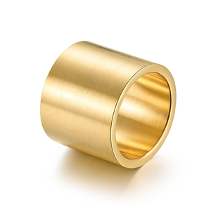 Breiter Herrenring aus mattem Gold-Titanstahl mit gebürsteter Metalloberfläche