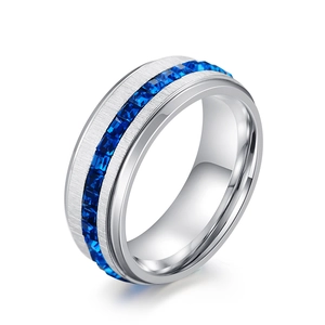 Anello da uomo in acciaio inossidabile satinato con zirconi blu a taglio quadrato