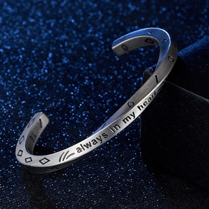 Gros plan sur le bracelet en acier brossé avec gravure always in my heart gravée