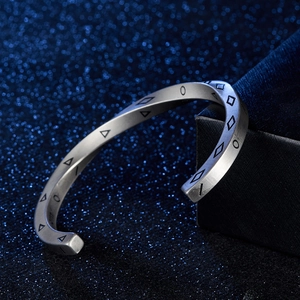 Détail du bracelet torsadé en acier inoxydable argent mat avec gravures viking