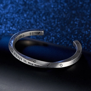 Détail d'un bracelet Viking en argent mat avec gravure 'Always in my heart' précise