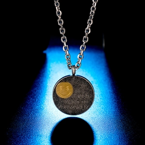 Collar retro estilo callejero con moneda de plata, cara sonriente dorada y grabado único