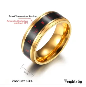 Dettaglio anello intelligente da 8mm con display rosso del mantra delle sei parole