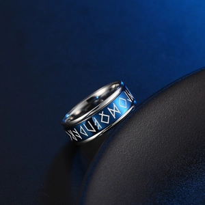 Anillo giratorio vikingo luminoso en acero inoxidable azul con runas nórdicas grabadas
