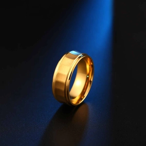 Nahaufnahme von goldenem Herrenring mit gebürsteter Oberfläche und Facettenschliff