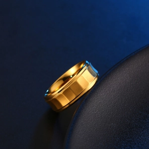 Makroaufnahme von 18K vergoldetem Edelstahlring mit facettierter gebürsteter Oberfläche
