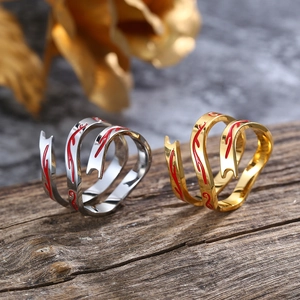Etnische spiraalring met rode emaille details in goud en zilver afwerkingen
