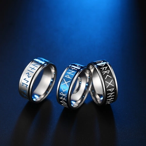 Anillos giratorios con runas vikingas luminosas en acero de titanio azul y negro para hombre
