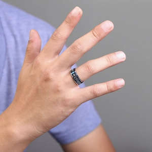 Detalle del anillo giratorio vikingo con runas e incrustación de gema azul romboidal