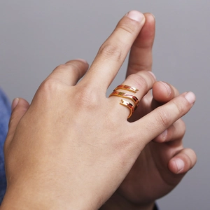 Nezha geïnspireerde gouden emaille open ring met rode vlampatronen voor een rockstijl
