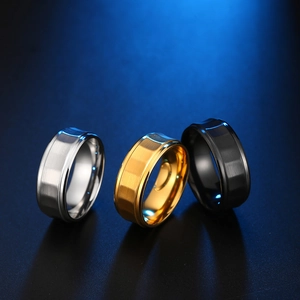 Drei gebürstete Edelstahl-Ringe für Herren in Gold, Silber und Mattschwarz mit Schliff