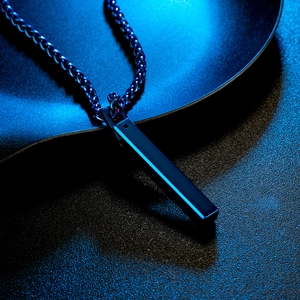 Minimalistische blaue Wolfram-Halskette mit rechteckigem Anhänger und Metallgeflechtkette