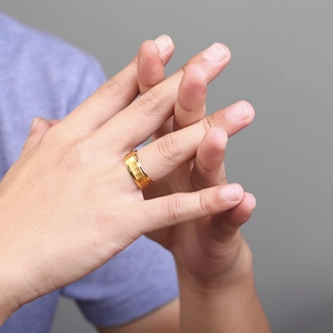 Herrenring aus 18K vergoldetem Edelstahl mit geometrisch facettierter Matt-Struktur