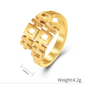 Dettaglio dell'anello Doppia Felicità placcato oro 18K con larghezza 3,34mm e finitura spazzolata