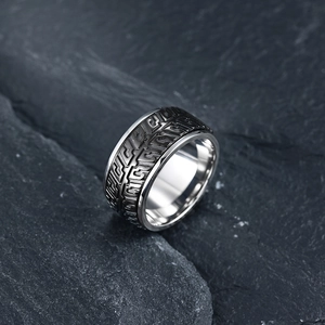 Vue macro d'une bague pour homme en acier avec motif labyrinthe noir style industriel