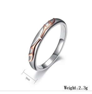 Macro di anello argento con corna in oro rosa a rilievo, larghezza 3mm, peso 2,3g