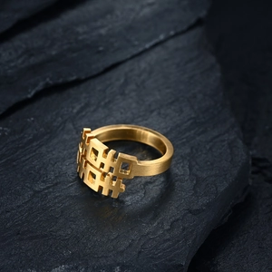 Dettaglio anello in acciaio inossidabile placcato oro 18K con design Double Happiness