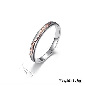 Dettaglio dell'anello in argento con corna in oro rosa di 2mm di larghezza e peso di 1,6g