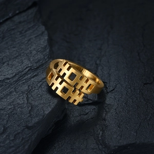 Anello doppia felicità in acciaio inossidabile placcato oro su sfondo di roccia