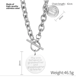 Détail macro du fermoir OT collier en acier inoxydable avec pendentifs ronds gravés