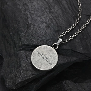 Collana con ciondolo rotondo in acciaio inossidabile retrò con dettagli incisi