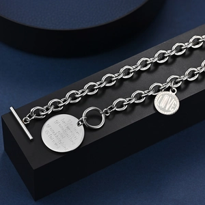 Collier argenté avec fermoir T et pendentif gravé pour grand-mère et petite-fille
