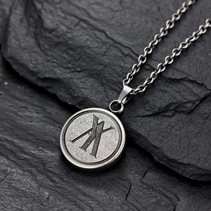 Collana vintage industriale con ciondolo rotondo in acciaio inossidabile e logo AK inciso