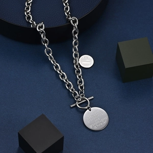 Collier punk argenté avec fermoir en T et pendentifs gravés grand-mère petite-fille