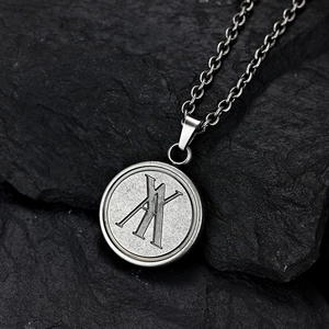 Collana vintage in acciaio inossidabile con ciondolo tondo opaco e logo AX su pietra nera