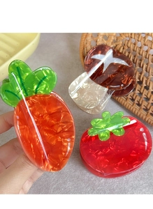 Makro-Detail von glänzenden Karotten- und Tomaten-Haarklammern mit Marmortextur