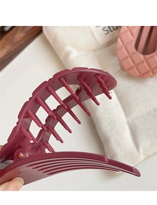 Macro scatto di un grande fermaglio per capelli con denti a incastro e molla interna