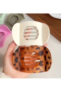 Détail de pinces à cheveux crème et écaille de tortue montrant la taille et la texture