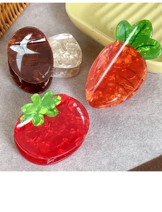 Details von kreativen Karotten und Tomaten Haarklammern mit Acryl Marmor Textur