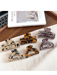 Detailed set of six French-style leopard print and tortoiseshell rectangular hair claws