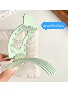 Détail d'une grande pince à cheveux bec de canard vert menthe avec de longues dents