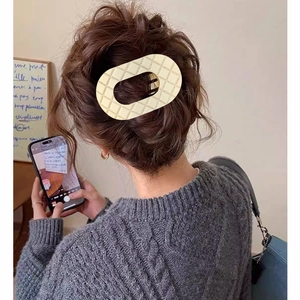 Grande molletta per capelli ovale crema con trama trapuntata per styling elegante
