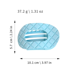 Grande molletta per capelli azzurra con motivo a rombi e misure 10,1 cm x 5,7 cm