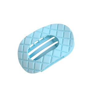 Pinza per capelli azzurra minimalista con elegante trama geometrica a rombi su bianco