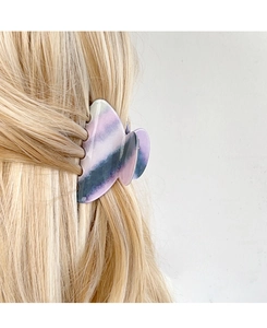 Detailansicht der großen blau-violetten Haarklammer mit Marmorierung im Haar