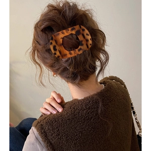 Pince à cheveux géante en acétate imprimé léopard pour des coiffures élégantes de dos
