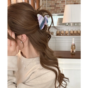 Eleganter Vintage Schmetterling Haarklammer mit lila Marmortextur an den Haaren