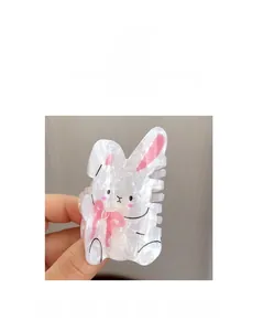 Dettaglio della molletta per capelli a coniglio in acetato bianco con orecchie rosa