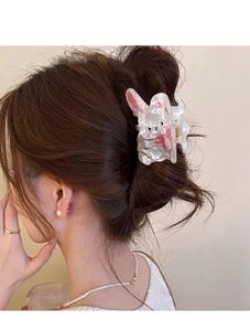 Dettaglio di un fermaglio per capelli a forma di coniglio per acconciature eleganti
