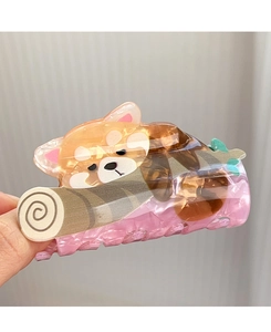 Dettaglio della clip per capelli rosa traslucida con simpatico panda rosso su un tronco