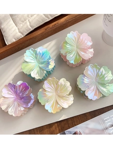 Vue détaillée de pinces à cheveux fleur de frangipanier aux dégradés de couleurs nacrées