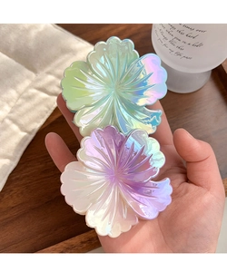 Vue détaillée de pinces à cheveux fleur irisées avec une finition en résine dégradée