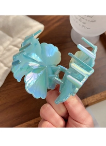 Pince à cheveux fleur bleue irisée avec finition nacrée pour un style de vacances