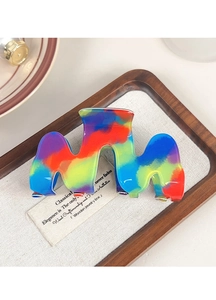 Dettaglio della molletta per capelli colorata effetto marmo con design a onda a M